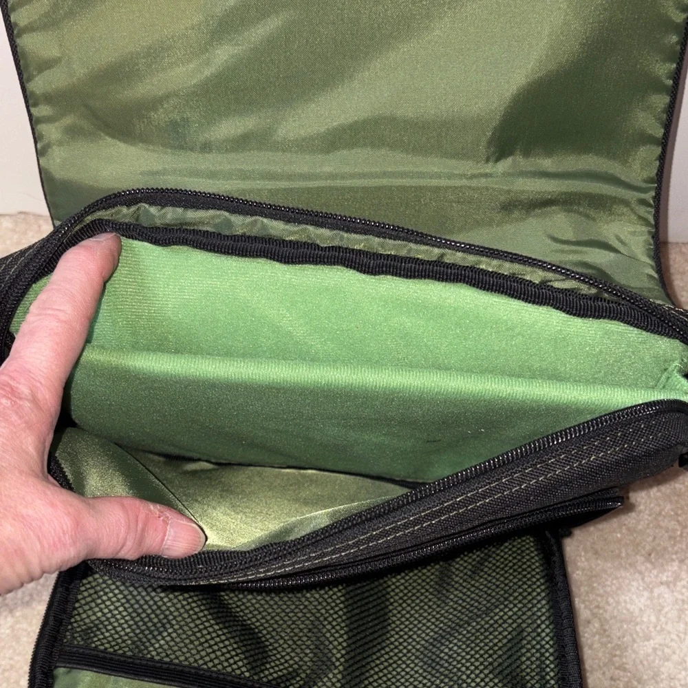 ITEM NO. 67: Targus Black iPad Bag/Tablet Bag With Adjustable Strap & Handle